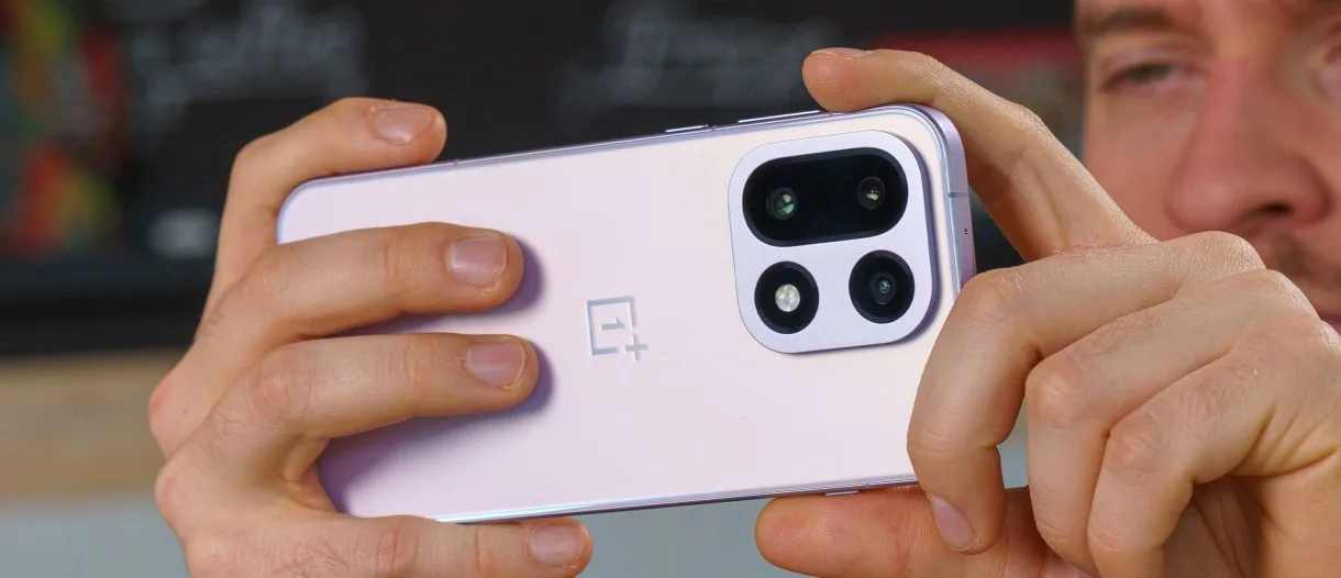 OnePlus 15 arka kamera modülü elde tutulurken