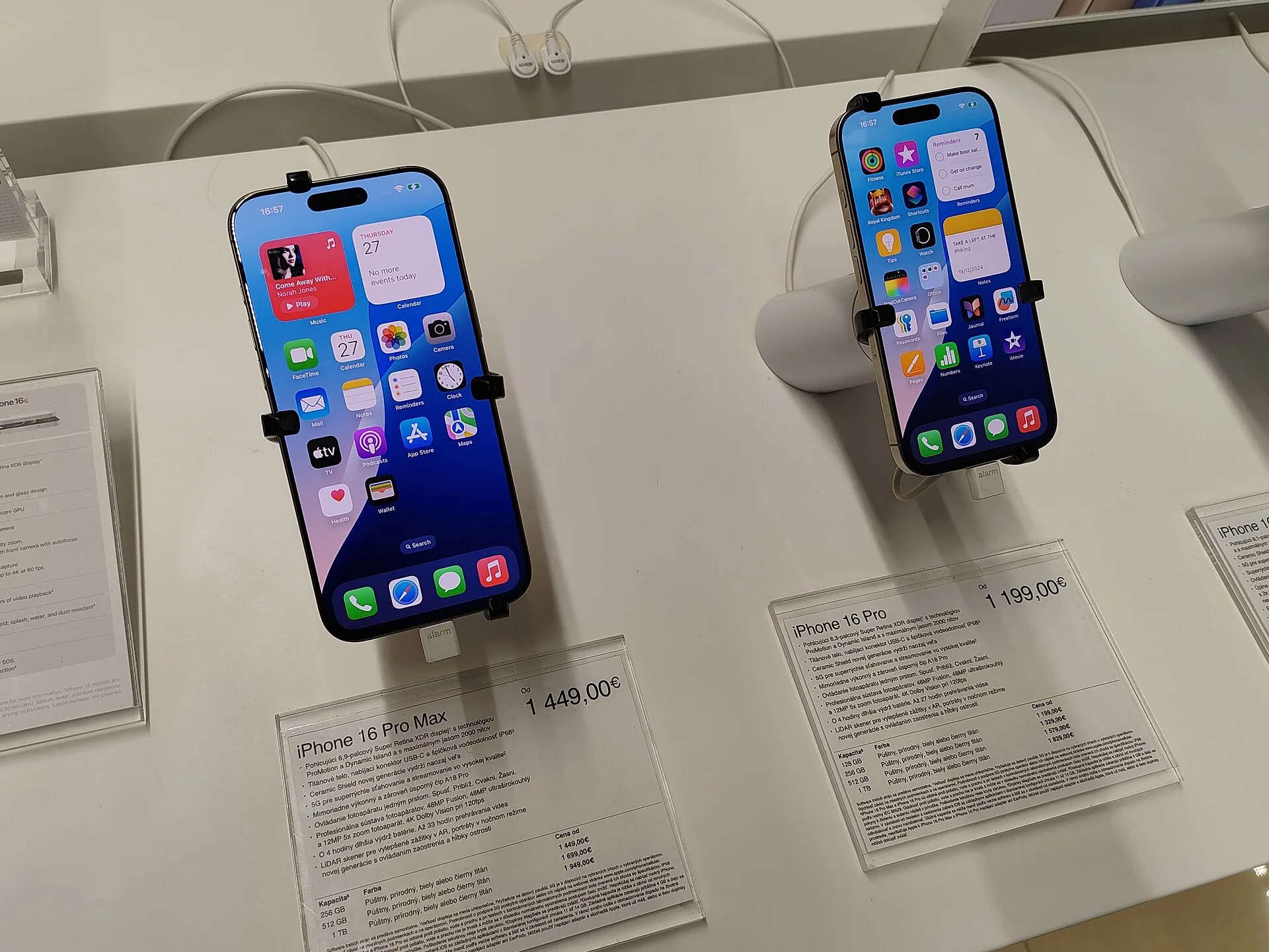 Apple mağazasında teşhirdeki iPhone modelleri