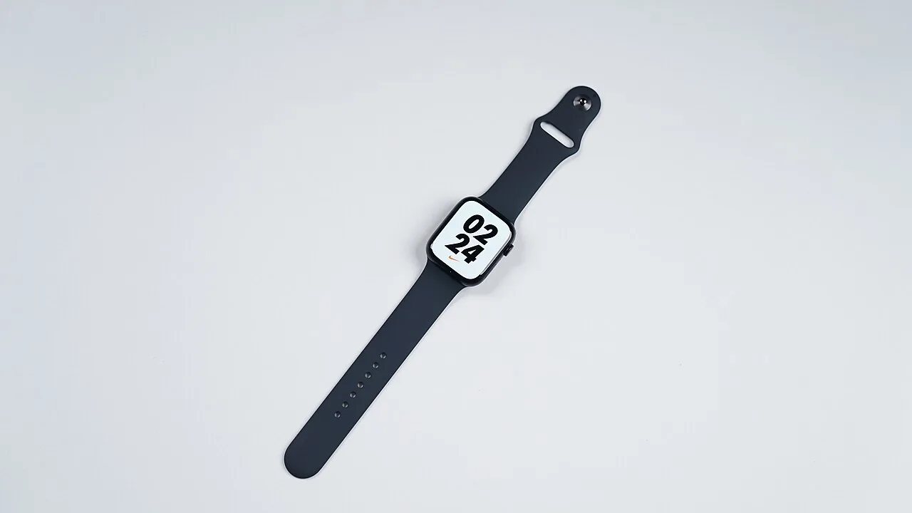 Beyaz zemin üzerinde siyah kordonlu bir Apple Watch