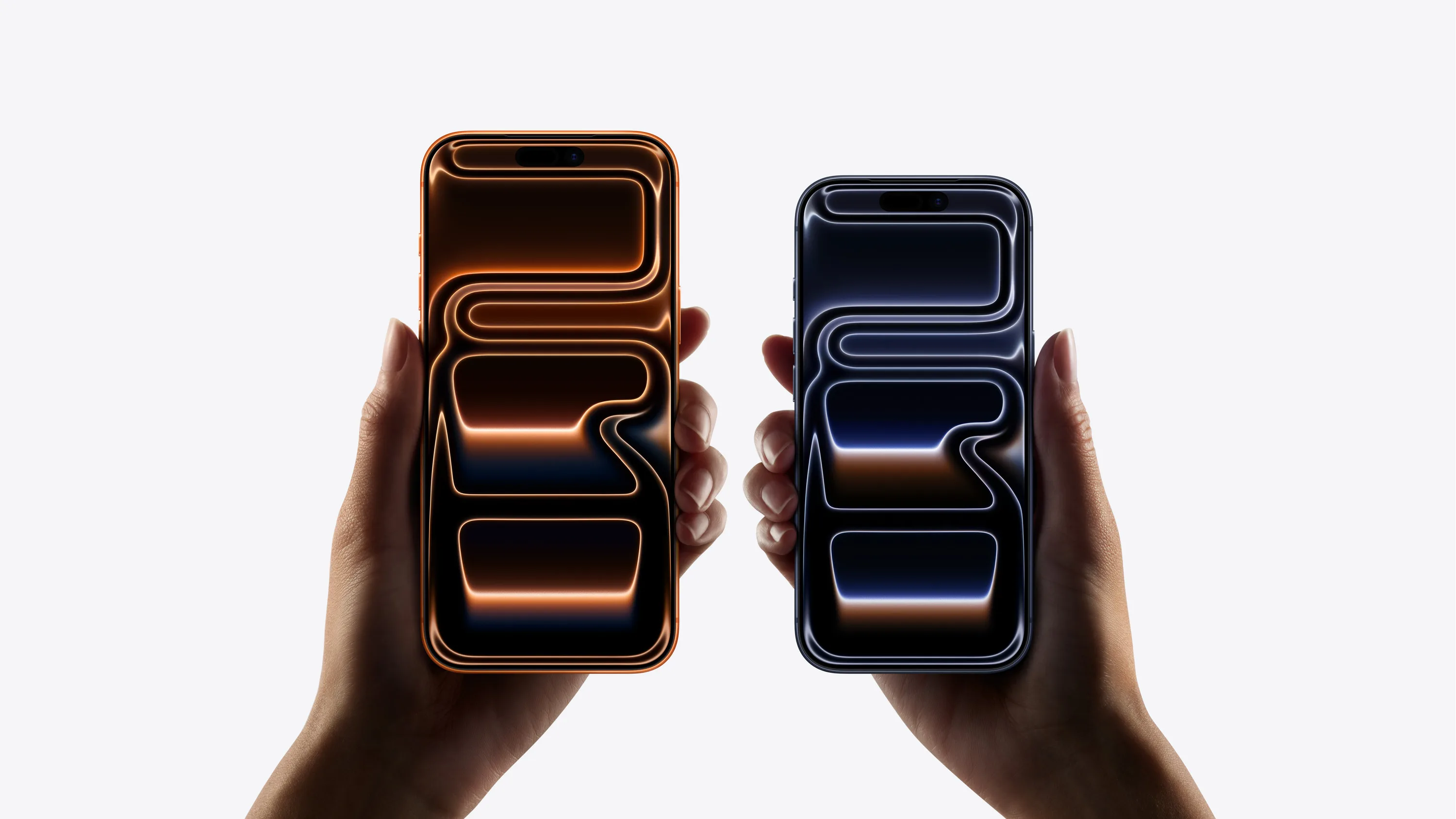 iPhone 17 Pro Max ve iPhone 17 Pro'yu iki elde tutan karşılaştırma görseli