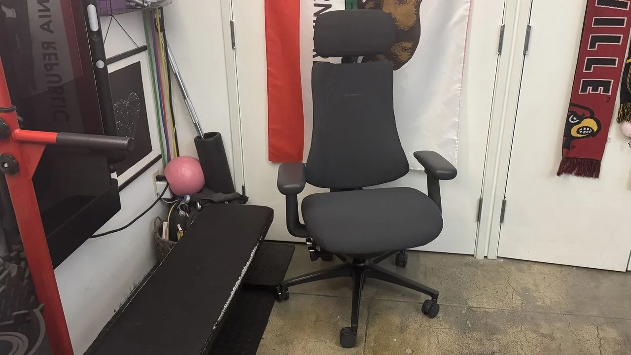 Libernovo Omni Pro ergonomik ofis koltuğu, dahili havalandırma fanı ve alüminyum tabanıyla