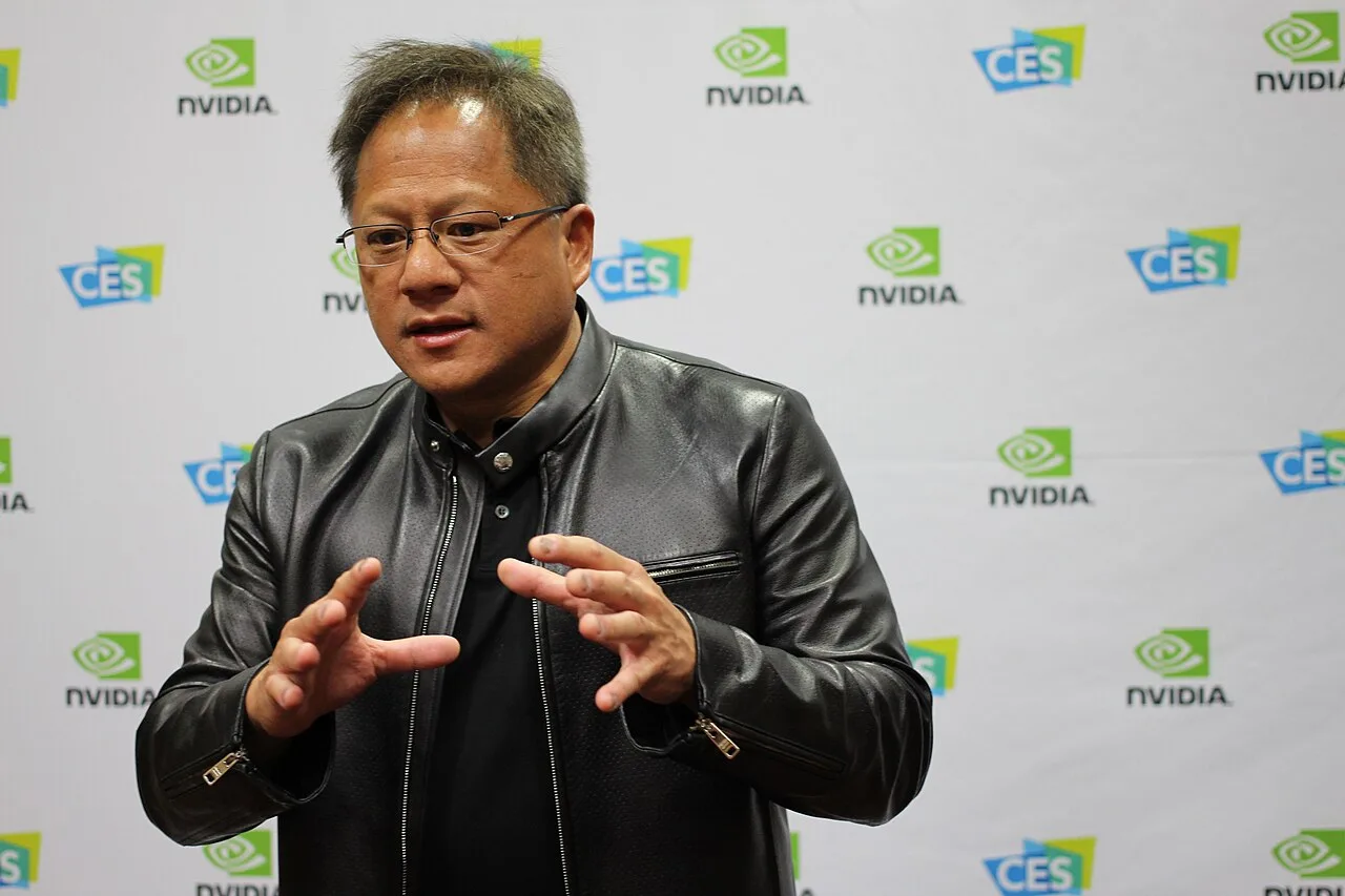 Nvidia CEO'su Jensen Huang CES sahnesinde konuşurken