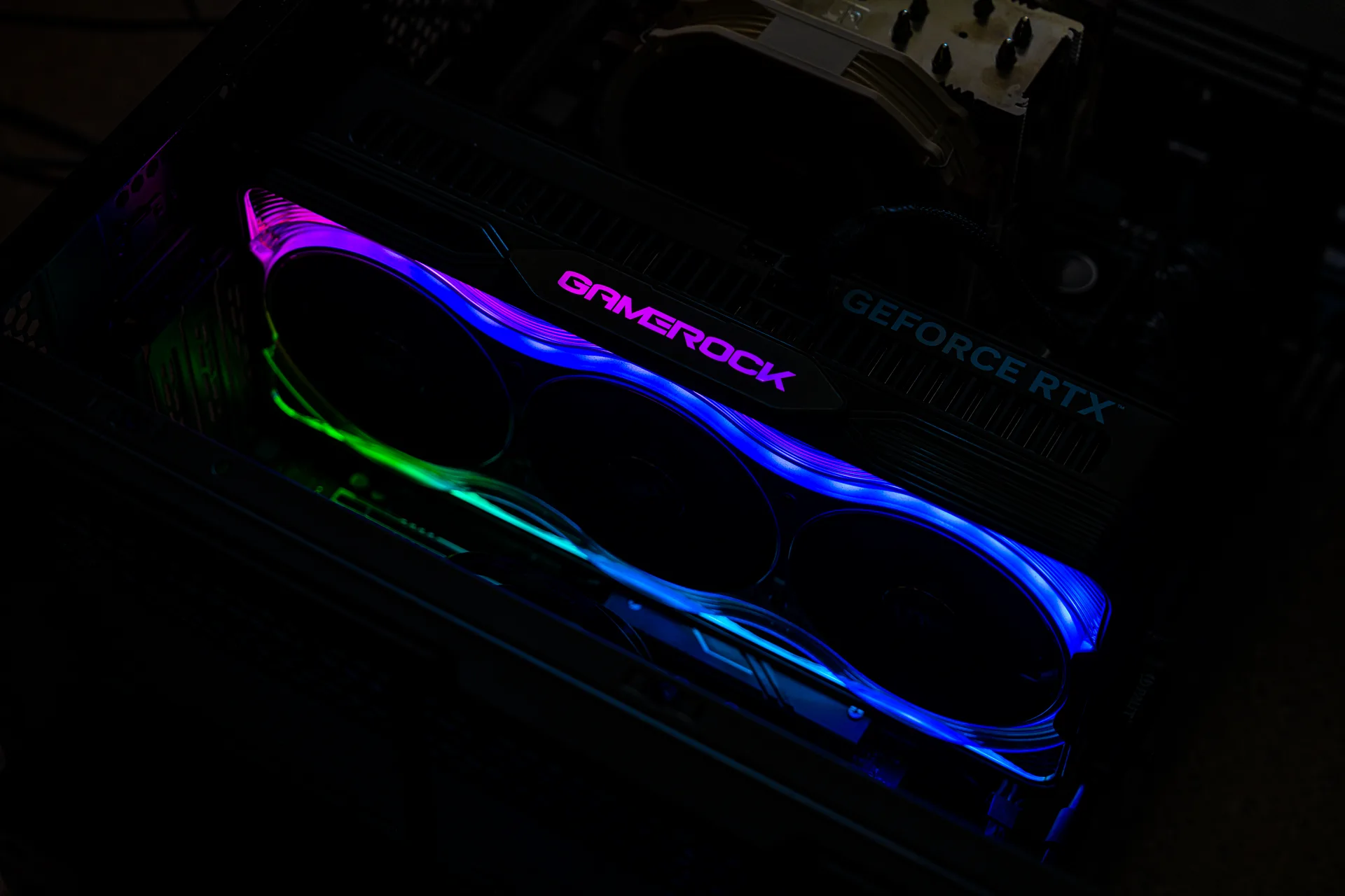 Oyun bilgisayarında RGB aydınlatmalı ekran kartı