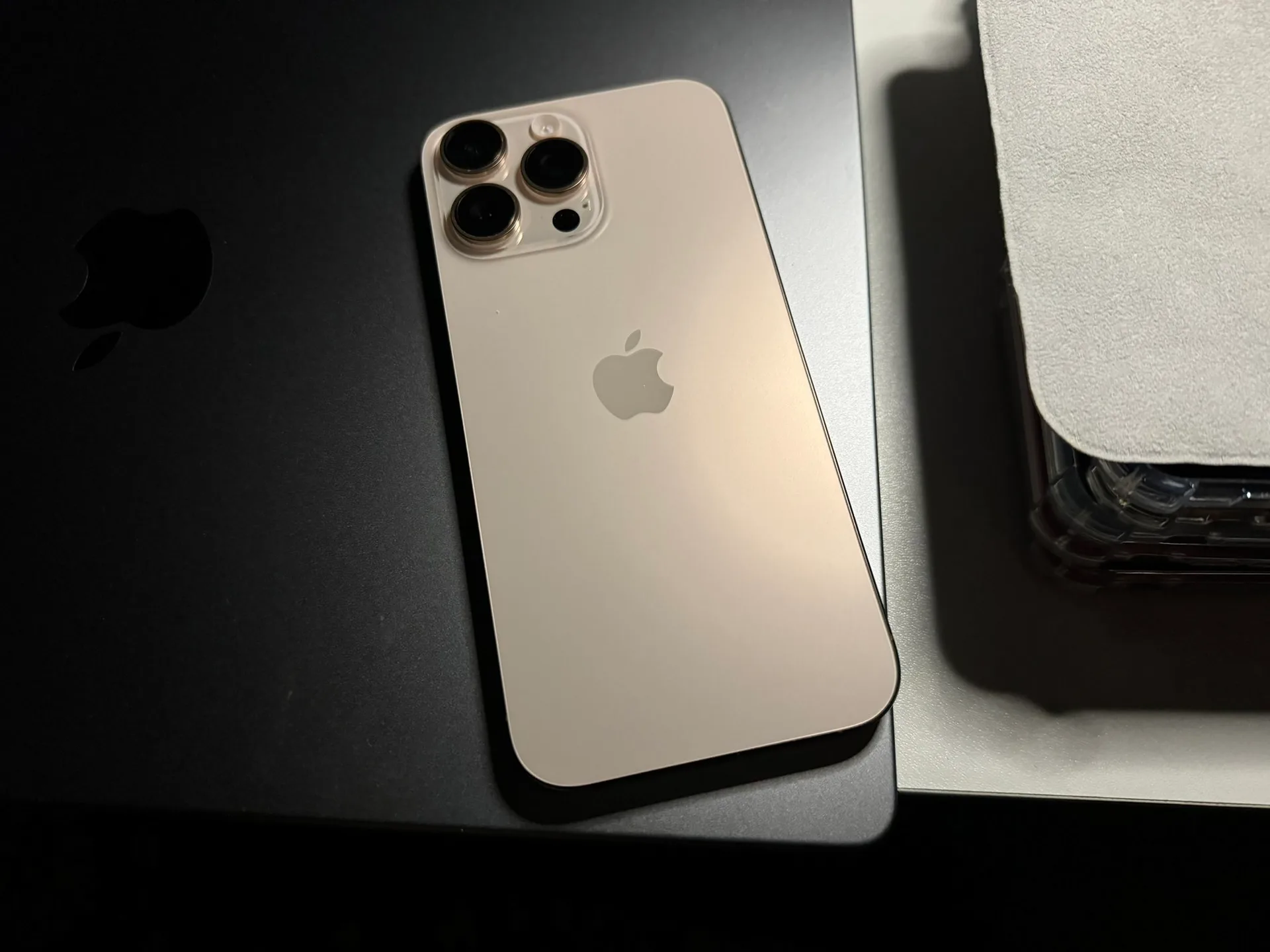 Titanyum kasalı bir iPhone'un arka yüzü