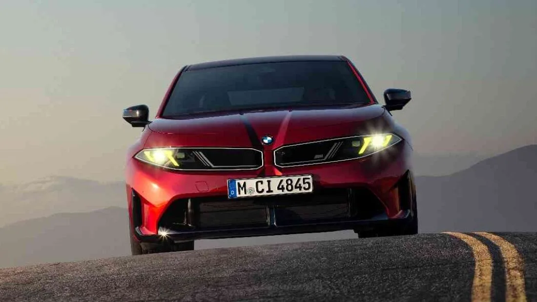 Kırmızı yeni BMW M350 xDrive'ın sarı M Yellow Lights farlarıyla önden görünümü, resmî basın fotoğrafı