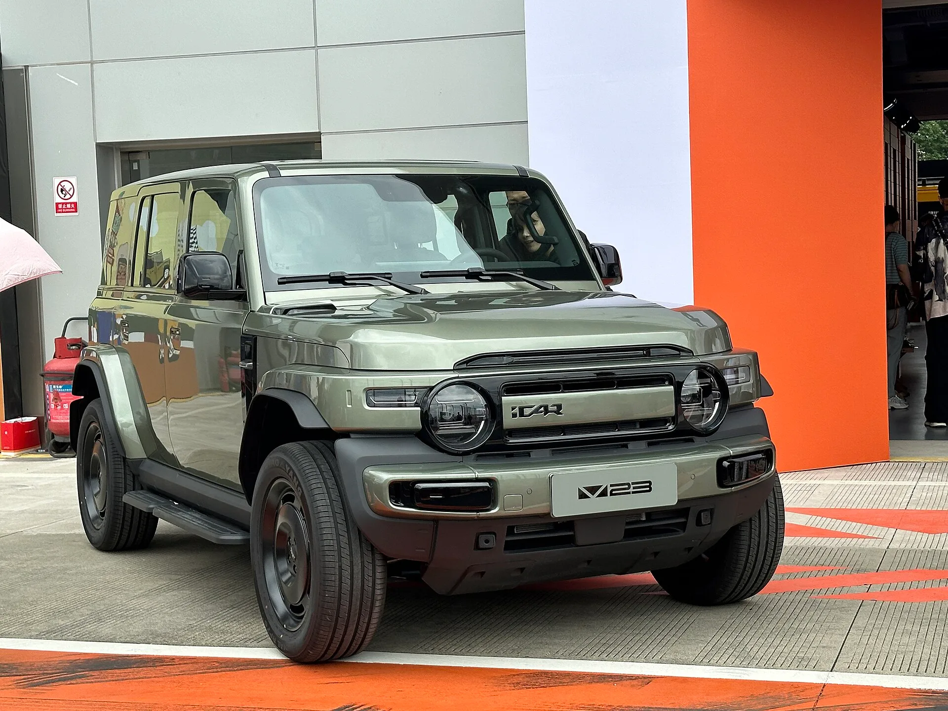 Yeşil renkli iCar V23'ün önden ve yandan görünümü