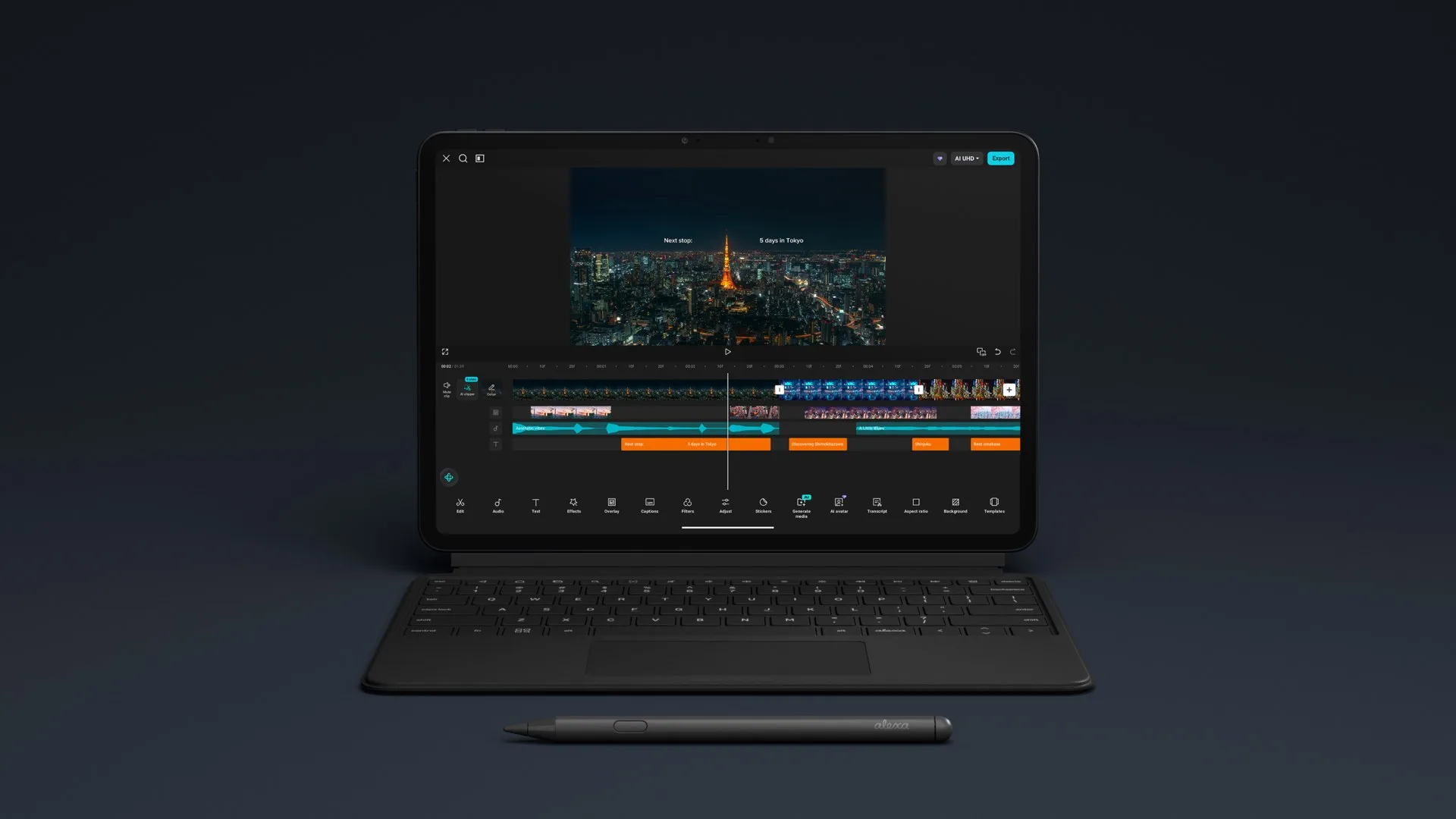 Siyah manyetik klavyeye takılı Alexa Tablet 12 Pro ve önünde Pro Pen kalem; ekranda video düzenleme uygulaması