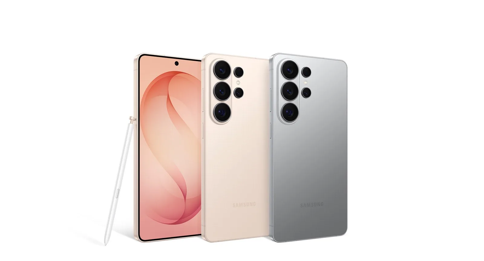 Pembe, krem ve gri renklerde üç Samsung Galaxy S26 Ultra ve yanında S Pen kalemi