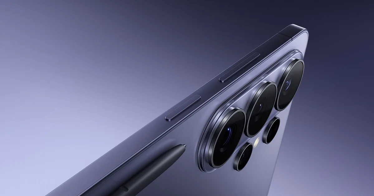 Samsung Galaxy S26 Ultra'nın yan profili: kamera modülü ve S Pen kalemi mor-lacivert zeminde