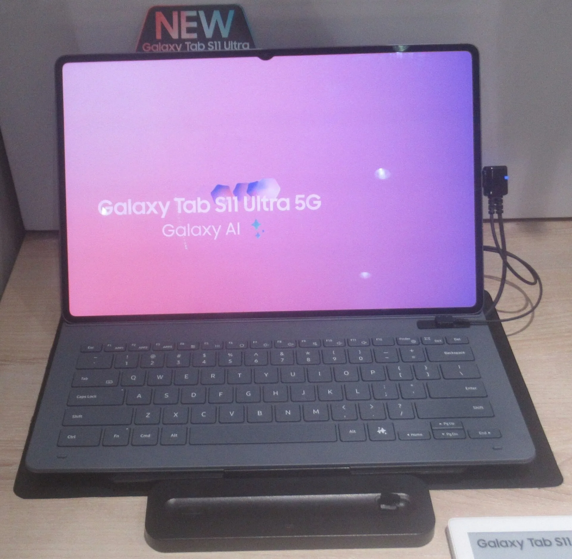 Samsung Galaxy Tab S11 Ultra, klavye kılıfıyla mağazada sergilenen ve ekranında Galaxy AI yazan hâliyle