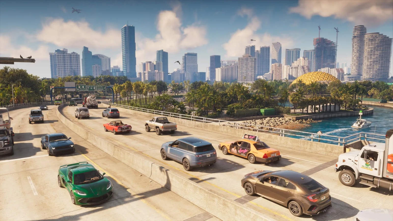 GTA VI'dan gün batımında Vice City silüeti, limandaki tekneler ve ışıklı gökdelenler