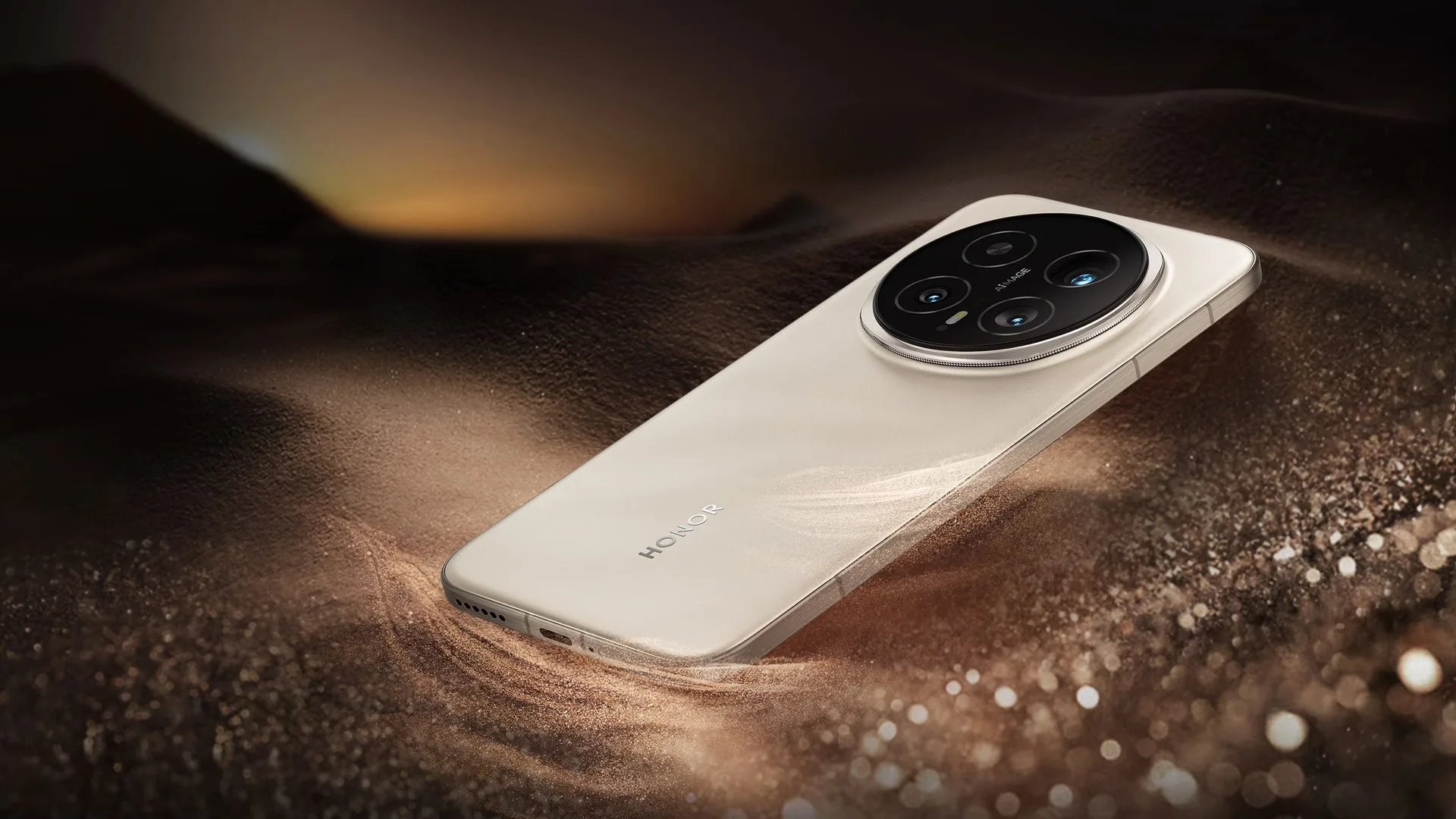 Kum dalgaları arasında duran bej renkli Honor Magic8 Pro, büyük dairesel kamera modülü öne dönük