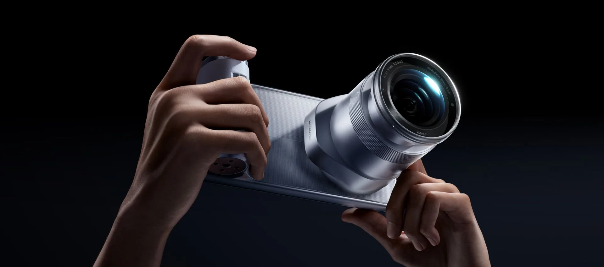 Huawei Mate 90 Pro Max'e takılan harici kamera modülünü iki eliyle tutan kullanıcı