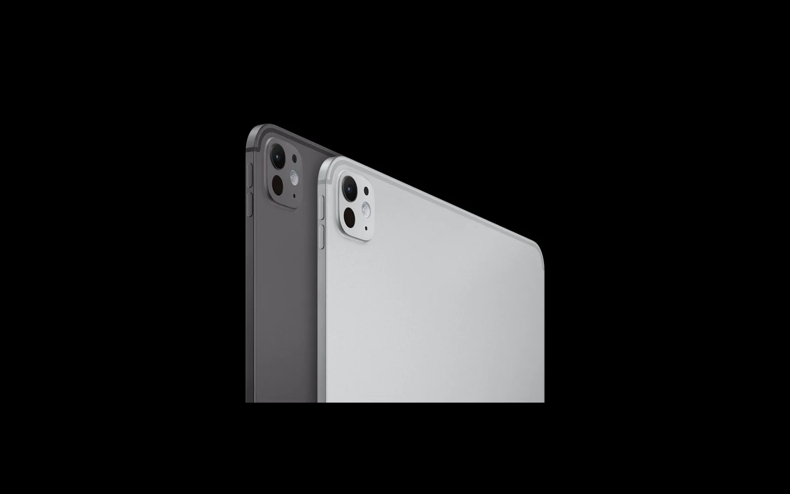 iPad Pro'nun uzay grisi ve gümüş renkli arka yüzleri siyah zeminde