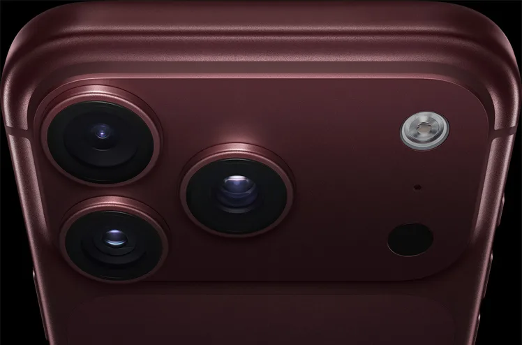 Bordo renkli iPhone 18 Pro'nun arka kamera adasının yakın plan görüntüsü; üç lens ve flaş