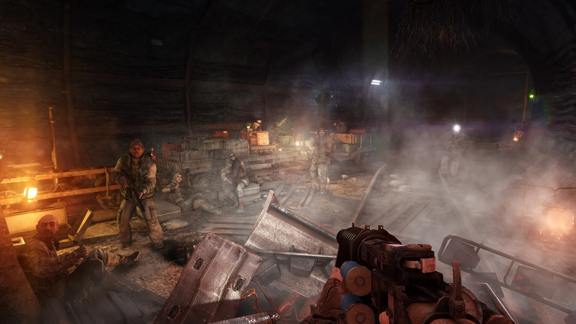 Metro Last Light Redux'ta tünel sığınağında silahlı karakterler ve dumanlı ortam