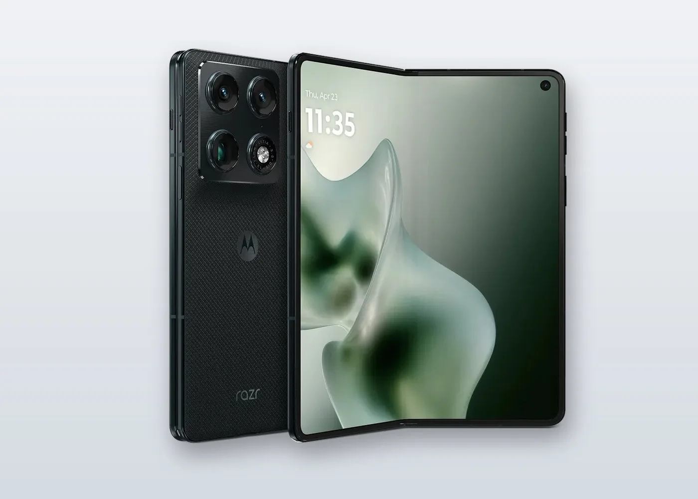 Motorola Razr Fold yarı açık hâlde: solda dörtlü kamera adası olan arka yüz, sağda 8,09 inç iç ekran