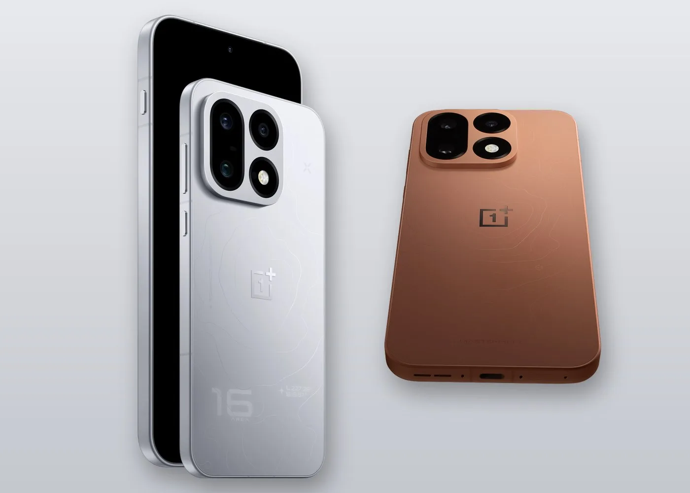 Gümüş OnePlus 16'nın üçlü kamera adası ve turuncu renkli OnePlus 16'nın arka yüzü