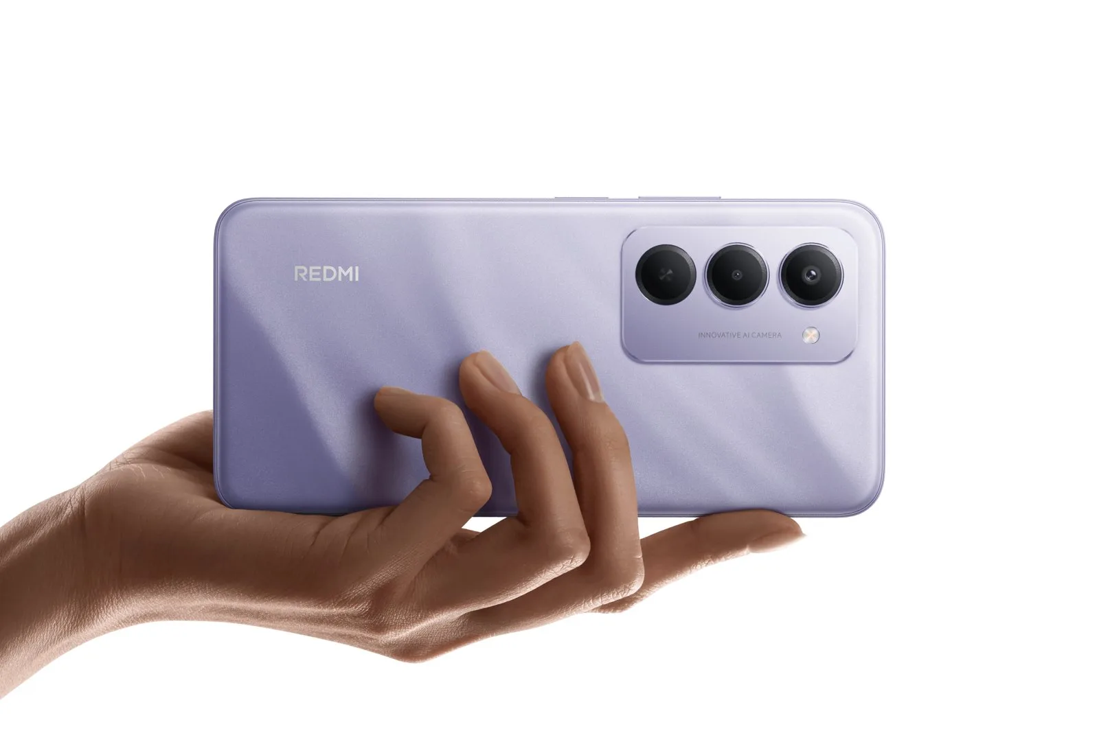 Elde tutulan mor renkli Xiaomi Redmi 15, üçlü kamera adası görünüyor