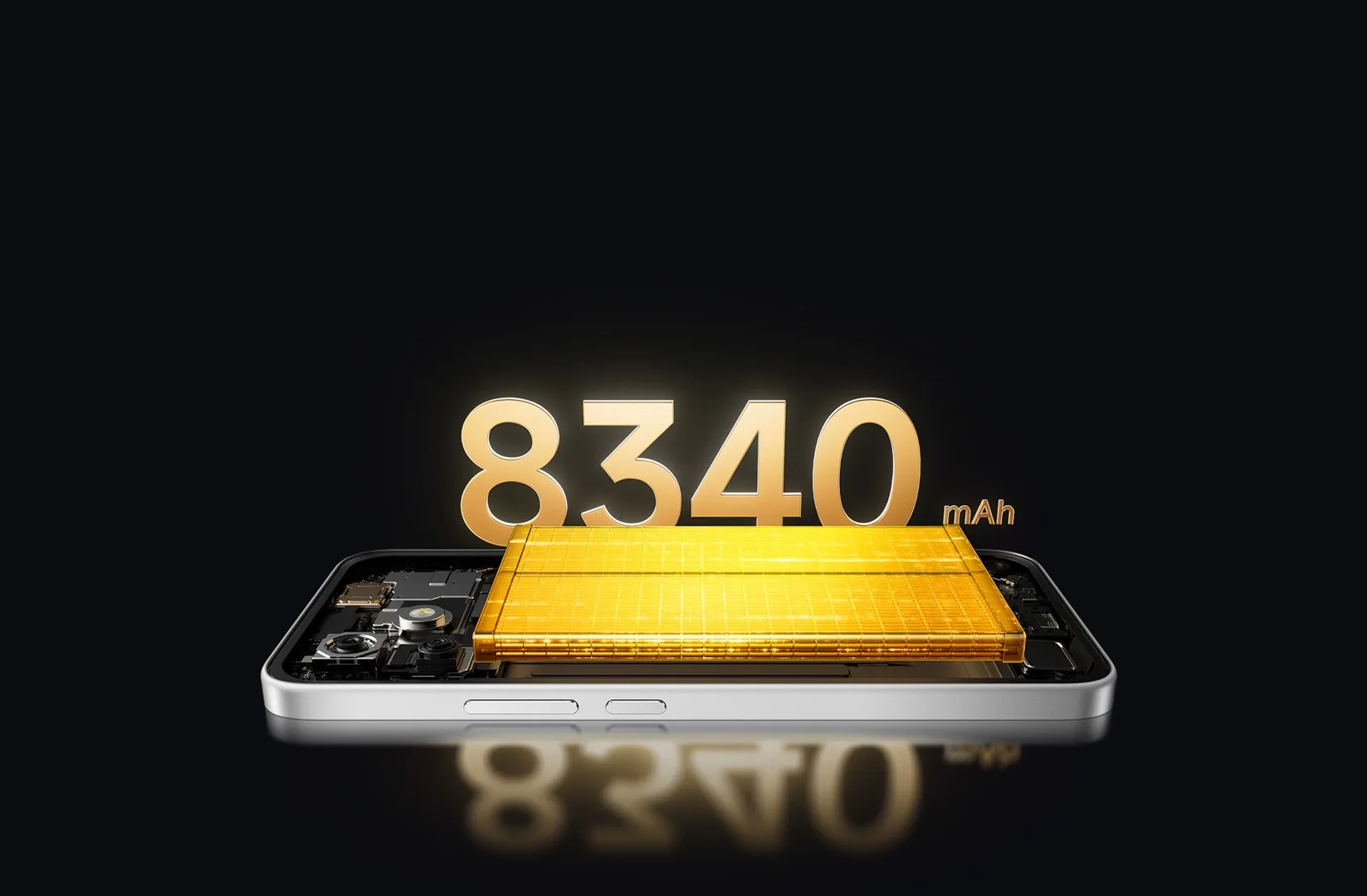Telefonun içindeki sarı parlayan batarya ve üstünde 8340 mAh yazısı