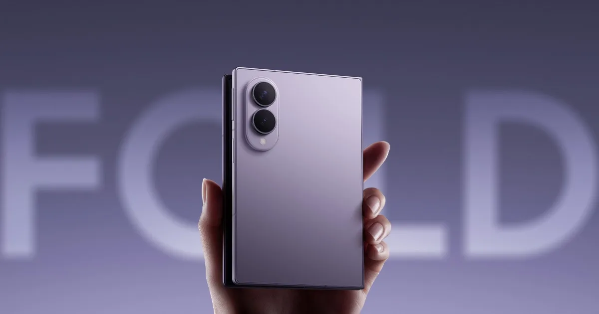 Samsung Galaxy Z Fold8'i elinde tutan bir kişi, arkasında büyük FOLD yazısı, mor tonlarda