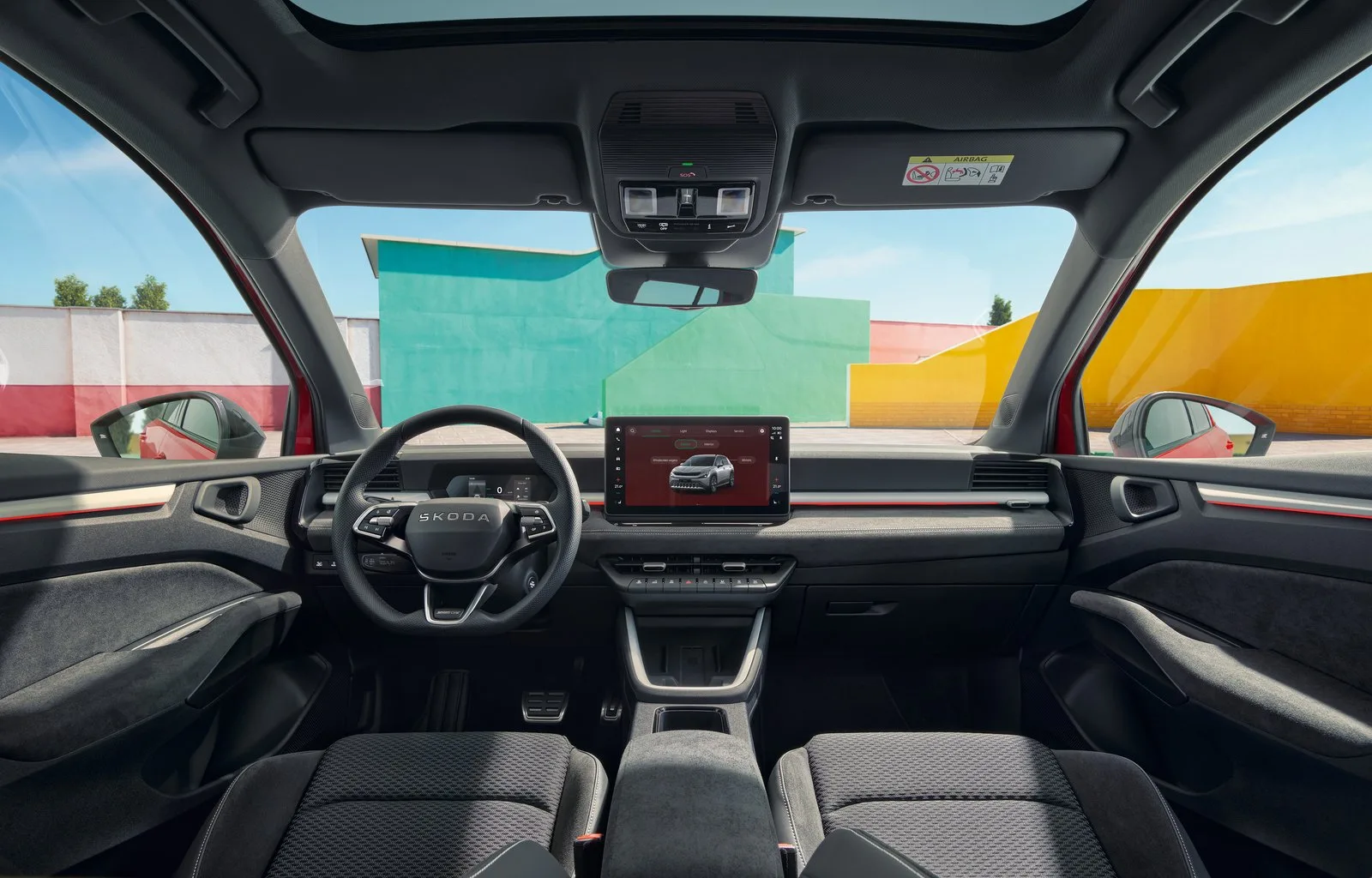 Škoda Epiq Sportline'ın siyah kabini: spor koltuklar, gösterge paneli ve orta ekran