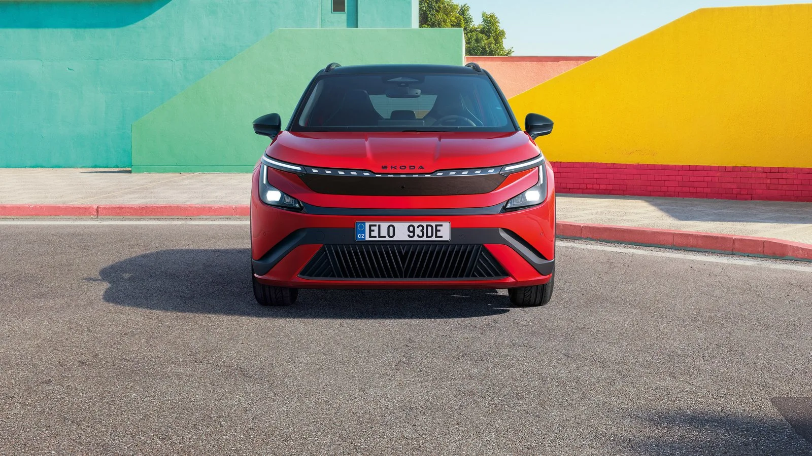 Kırmızı Škoda Epiq Sportline'ın önden görünümü: T şeklinde LED Matrix farlar ve aydınlatmalı ön panjur