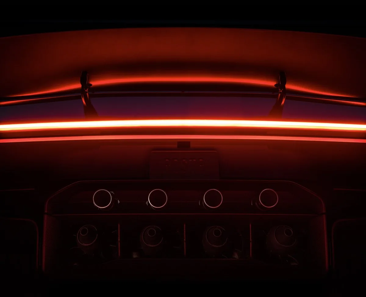 Tesla Roadster'ın arkadan görünümü: üstte iticiler kapalı, altta arka iticilerden gaz çıkarken