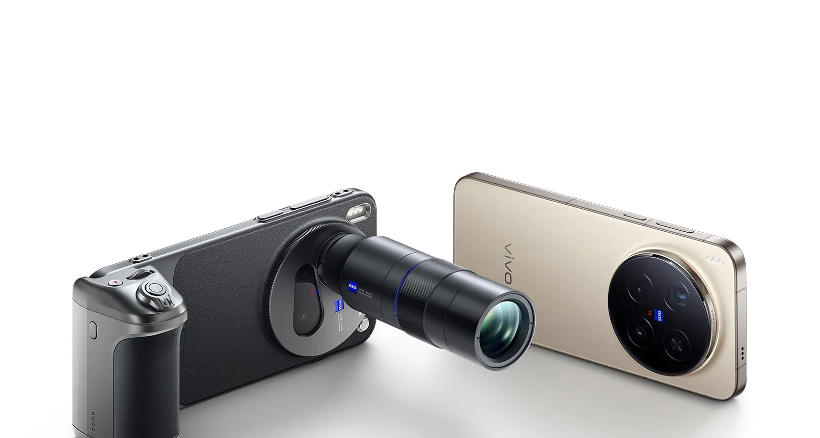 Bej renkli vivo X300 Pro ve yanında telefona takılan tutamaklı fotoğraf seti ile uzun telefoto ek lensi