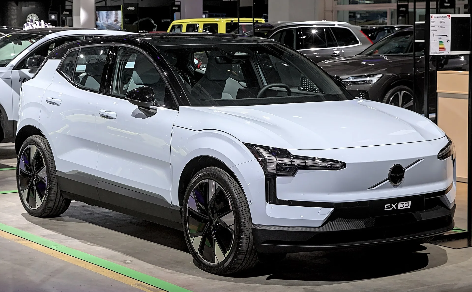 Açık renkli Volvo EX30 elektrikli SUV'un showroom'da önden görünümü