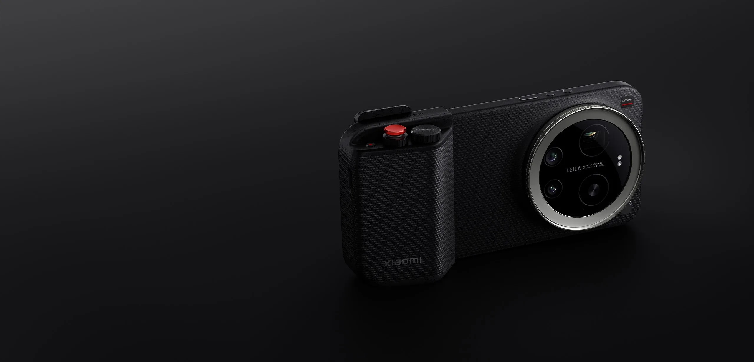 Xiaomi 17 Ultra'ya takılan kamera tutuş aksesuarı: sap, kırmızı deklanşör düğmesi ve halkalı kamera modülü siyah zeminde