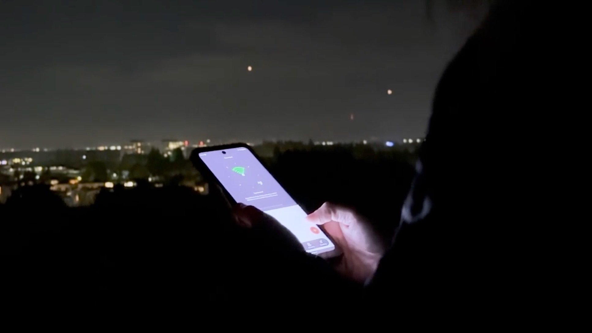 High-quality and modern visual representing Verizon Satellite Messaging Service, showcasing technological communication innovations.