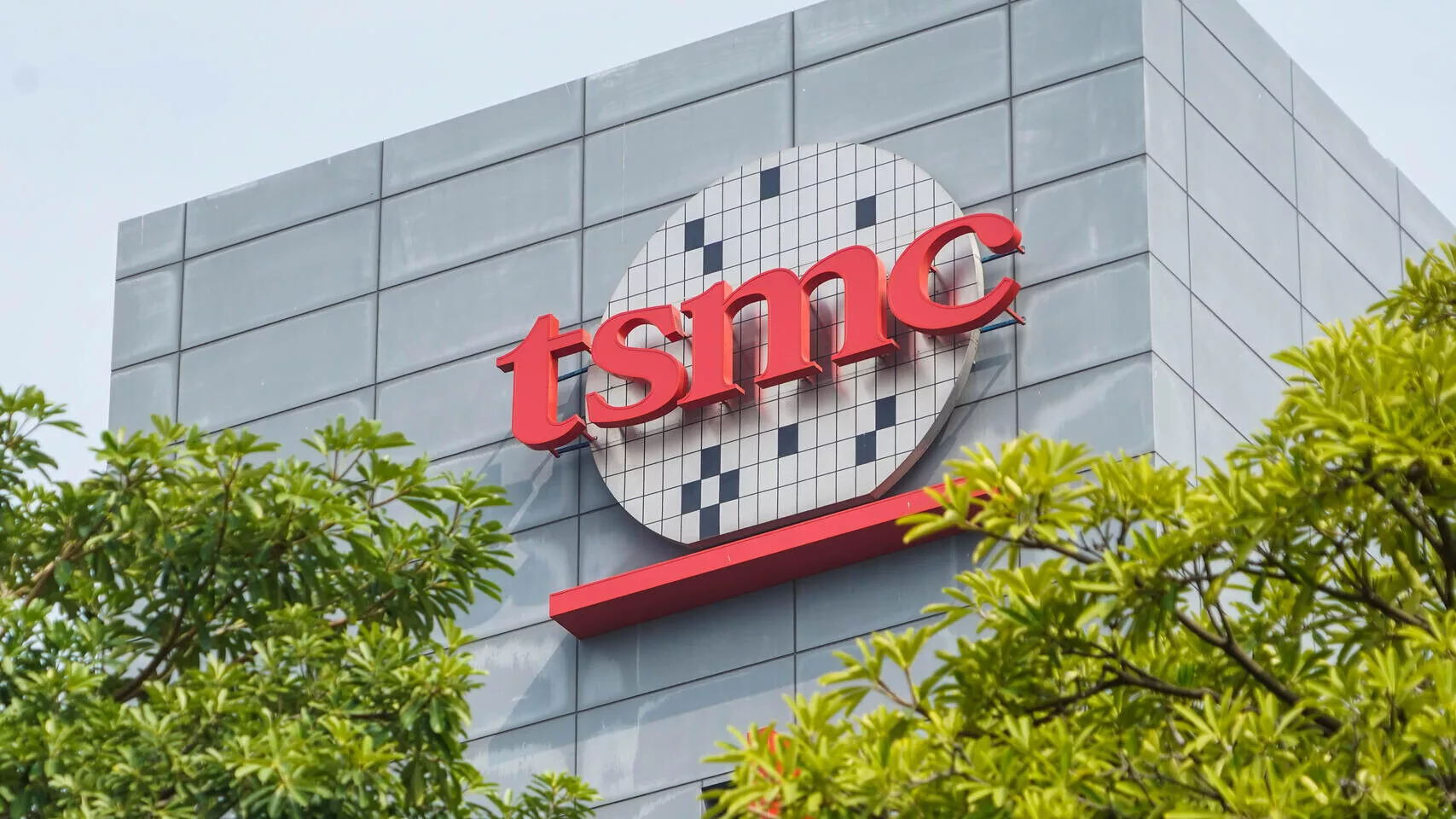 Infographic illustrating TSMC supply chain disruptions, demand increase, and associated risks, featuring semiconductor chips and interconnected lines.