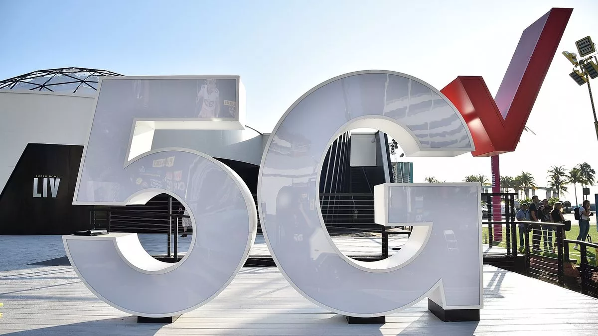 Visual representation of Verizon 5G technology and record data usage during the Indianapolis 500 race, featuring dynamic elements and a futuristic style.