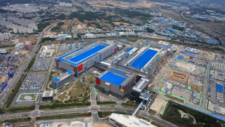 A futuristic view of Samsung Foundry's 2nm chip manufacturing environment, showcasing advanced machinery and nanostructures in a high-tech cleanroom.