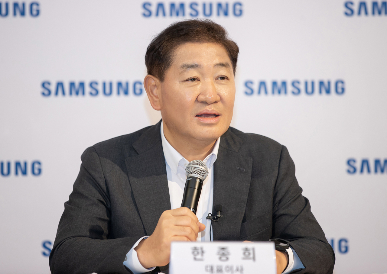 A conceptual illustration symbolizing the legacy of Han Jong-hee, former CEO of Samsung, featuring modern technology themes and abstract shapes.