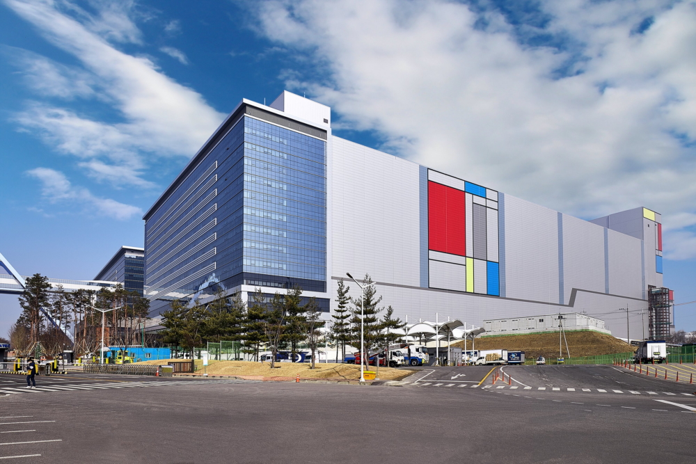 A modern graphic illustrating Samsung Foundry's 2nm process node and its impact on advanced chip manufacturing technology.