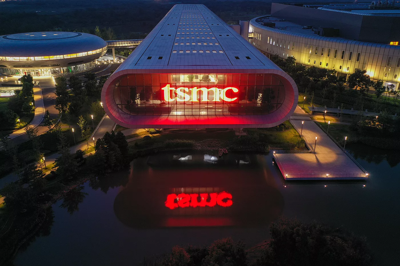 A modern depiction of TSMC's semiconductor factories in the USA, showcasing advanced technology and fully operational manufacturing environments.