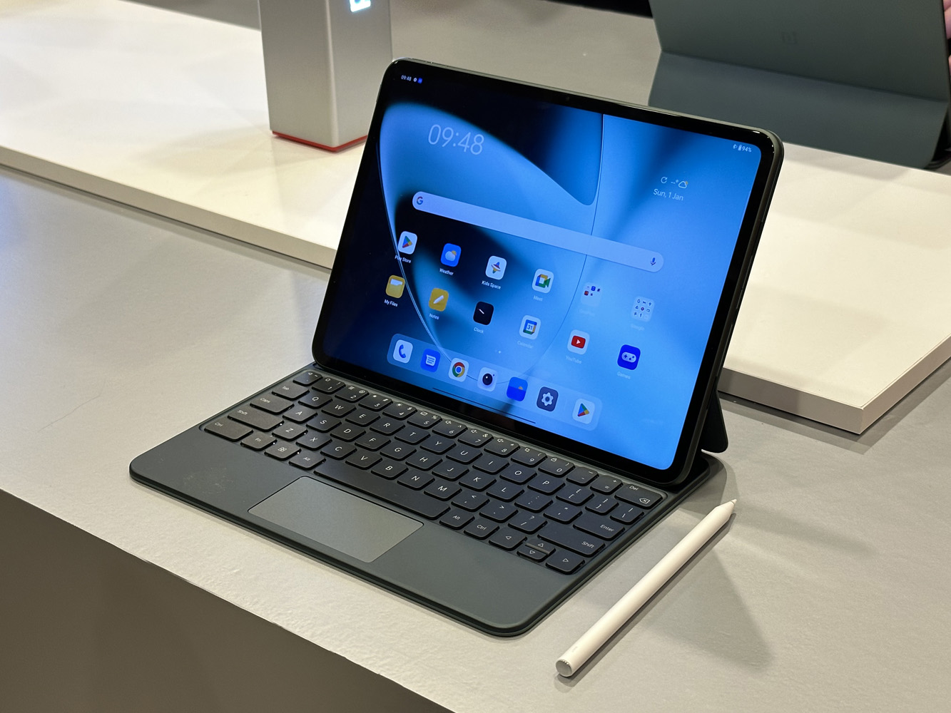 High-quality visual of the OnePlus flagship tablet showcasing its design and competition dynamics in the US market.