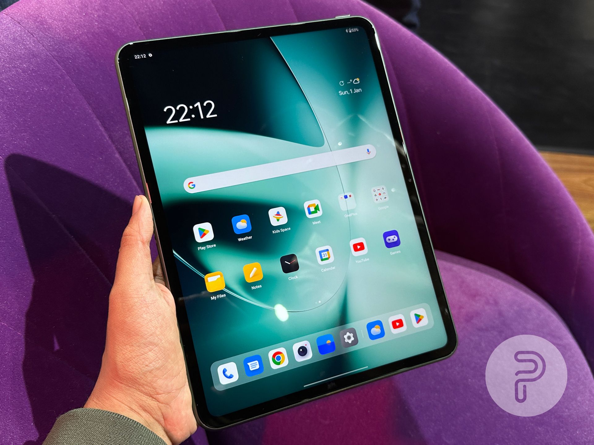 A modern depiction of the OnePlus flagship tablet in an innovative tech setting, emphasizing competition in the U.S. market.