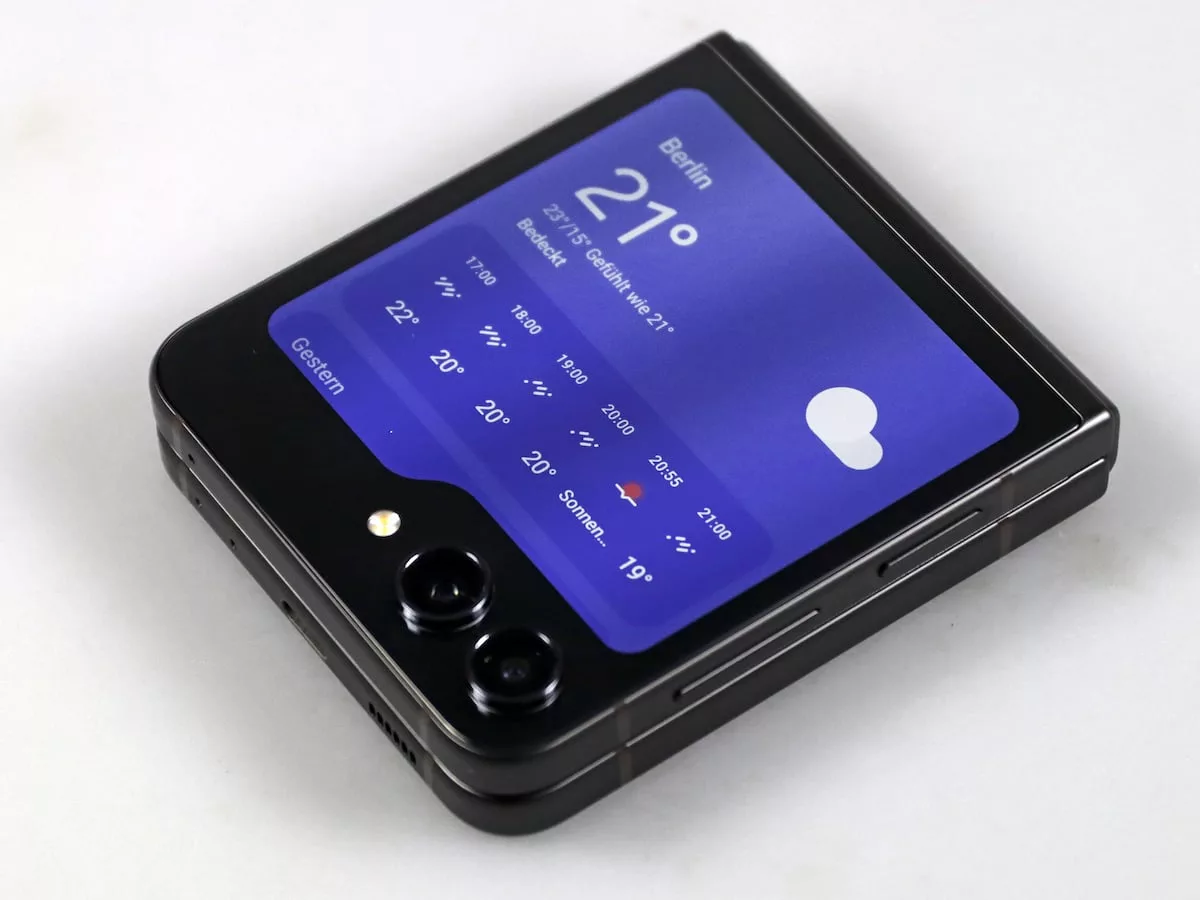 A modern artistic representation of the Samsung Galaxy Z Flip FE showcasing its features and Exynos 2400 capabilities.