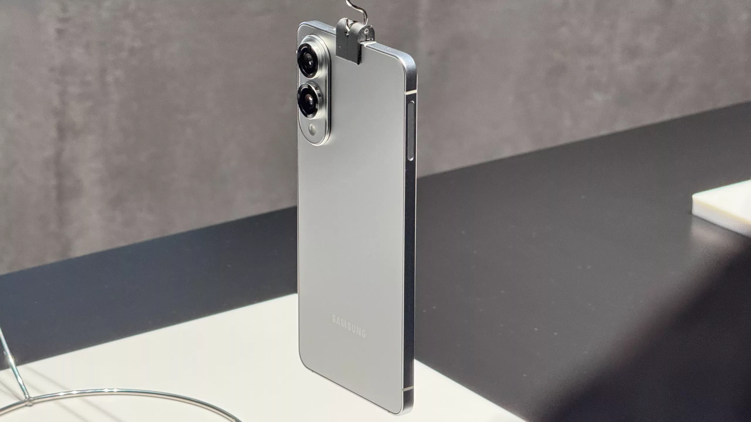 Modern aesthetic graphic of the Galaxy S25 Edge smartphone showcasing its sleek design and innovative features.